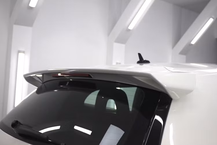 Ngoài ra, trên kính chắn gió phía sau của Scirocco với gói bodykit tùy chọn còn có thêm cánh đuôi dạng nẹp được tích hợp đèn phanh. Do là "hàng chính hãng" nên những chi tiết độ thêm này có thể lắp vào xe mà không cần "chế cháo", sử dụng chất liệu composite như cản nguyên bản và không "phá dáng" xe.