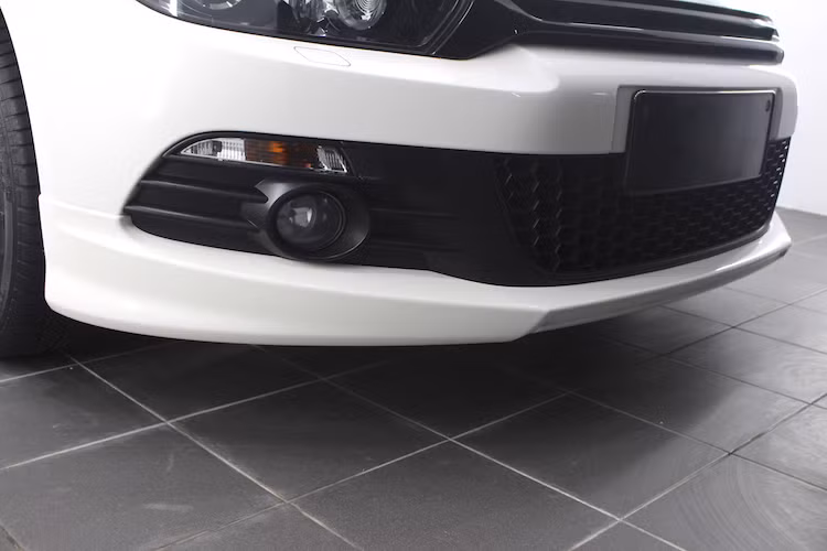 Dựa vào thiết kế cản trước, có thể thấy chiếc xe này thuộc phiên bản Scirocco trước đợt nâng cấp lớn giữa vòng đời vào năm 2014. Với gói bodykit thể thao, cản trước nguyên bản của xe được giữ nguyên, chỉ có thêm một cánh khuếch tán không khí ốp bên dưới.