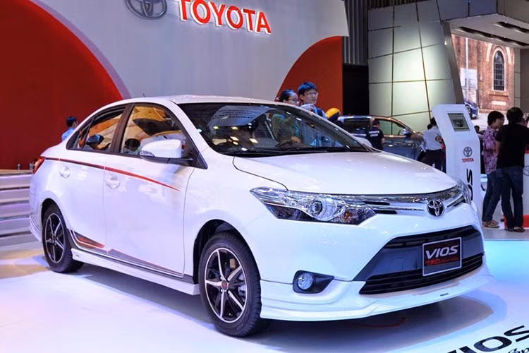 Trong khi đó tại thị trường Malaysia, Vios có tổng cộng 6 phiên bản khác nhau, với 3 bản cũng đang được bán ở Việt Nam là E CVT, G CVT và TRD Sportivo. Mức giá lần lượt cho 3 bản này là 83.900, 89.800 và 96.400 Ringgit (tương đương 444, 475 và 510 triệu đồng). Như vậy, 3 phiên bản tương tự tại Việt Nam đắt hơn lần lượt 144, 147 và 134 triệu.