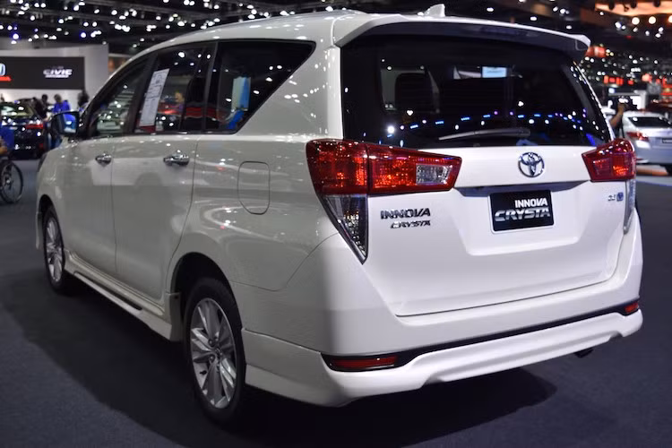 Cũng có 3 phiên bản E, G và V nhưng Innova tại thị trường Thái Lan có tên gọi là Innova Crysta và thêm lựa chọn động cơ 2.8l máy dầu 172 mã lực/360 Nm ở các bản G và V. Giá cho 3 phiên bản này lần lượt là 1,129 triệu, 1,2 triệu và 1,362 triệu Baht (tương đương 755, 803 và 911 triệu đồng) - chênh lệch 38, 56 và 84 triệu so với thị trường Việt.