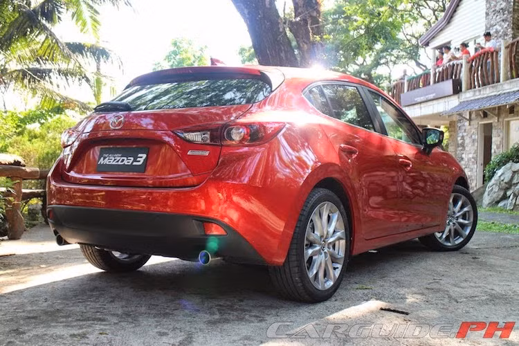 So với một thị trường khác trong khu vực là Phillipines, mức giá của xe đang đắt hơn khá nhiều khi tại quốc gia này, 3 phiên bản tương tự có giá 998.000, 1,018 triệu và 1,248 triệu peso (tương đương 450, 459 và 563 triệu đồng). Như vậy, giá Mazda 3 tại Việt Nam đang đắt hơn tương ứng 240, 256 và 242 triệu đồng.