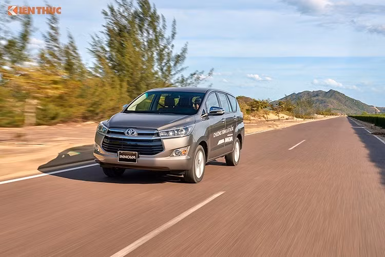 Cũng là một dòng xe khá mới của Toyota, nhưng mẫu MPV 7 chỗ cũng có doanh số nửa đầu năm 2017 ấn tượng với 6322 chiếc. Tại Việt Nam, dòng xe này đang được lắp ráp trong nước và bán ra với 3 phiên bản E (793 triệu đồng), G (859 triệu đồng) và V (995 triệu đồng). Mọi phiên bản đều có động cơ xăng 2.0l 4 xi-lanh.