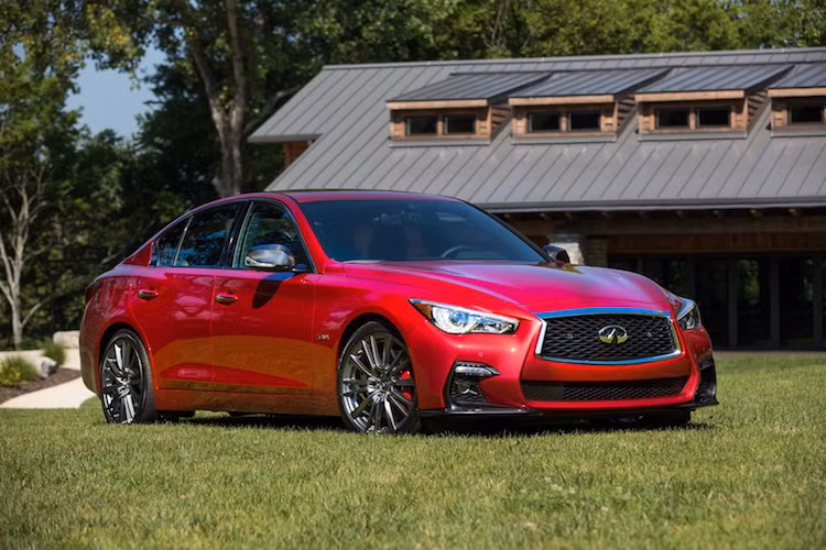 Đặc biệt, mẫu sedan hạng sang Q50 mới sẽ được trang bị công nghệ tự lái ProPilot. Hệ thống này có khả năng tự đánh lái, tăng tốc và giảm tốc khi đang ở trên 1 làn của đường cao tốc. Bên cạnh tay lái điện tử, khách hàng còn có thể đặt mua Q50 2018 với hệ thống treo điện tử có giảm xóc chủ động cùng hệ dẫn động cầu trước hoặc 4 bánh.