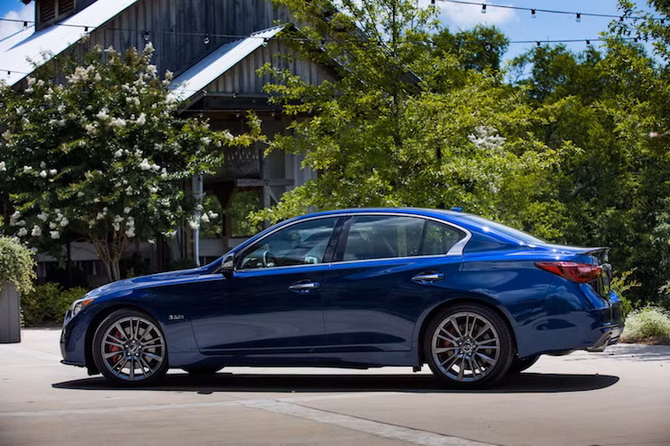 Infiniti chia Q50 2018 thành 12 phiên bản cấu hình khác nhau, phân thành 4 cấp độ là Pure, Luxe, Sport và Red Sport 400. Ở mỗi cấp độ, khách hàng có thể lựa chọn 4 mức công suất từ 3 loại động cơ xăng và 2 lựa chọn hệ dẫn động. Cách đặt tên này sẽ được hãng áp dụng trên toàn cầu.