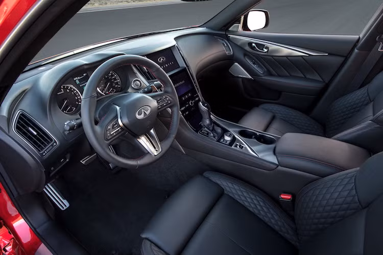 Ở bên trong nội thất, khách hàng có thể thấy các vật liệu sử dụng đã được Infiniti nâng cấp để cho cảm giác cao cấp hơn, tương tự dòng coupe Q60. Những điểm mới của xe gồm vô-lăng, ghế đỡ lưng tốt hơn, hệ thống thông tin giải trí InTouch với 2 màn hình cảm ứng được nâng cấp và dàn âm thanh Bose 16 loa.