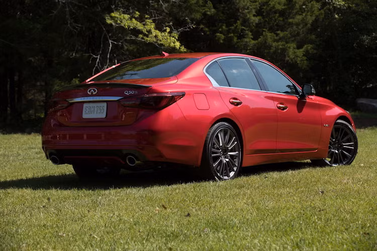 Chiếc xe sẽ chính thức bán ra vào nửa sau năm nay. Tại thị trường xe Mỹ, Infiniti Q50 2018 có giá khởi điểm từ 34.200 USD (tương đương 777 triệu đồng) cho phiên bản thấp nhất và đạt tới 53.000 USD cho bản thể thao 2018 Q50 Red Sport 400 AWD (tương đương 1,2 tỷ đồng).