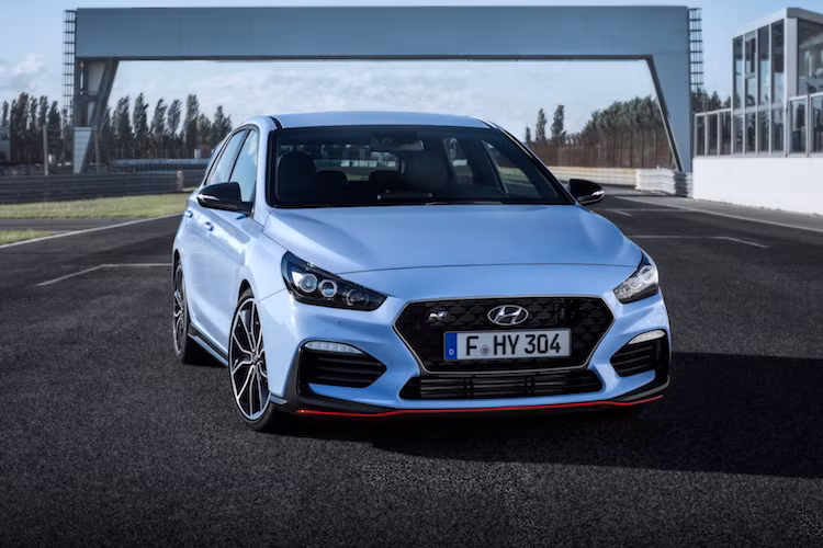 Dựa trên cơ sở i30 Hatchback, i30N đã có ngoại hình được cải tiến để mang đậm chất thể thao. Vẫn có hình dáng lưới tản nhiệt "Cascading Grille" đặc trưng của Hyundai, nhưng i30N đã có cản trước hoàn toàn mới với các khe hút gió lớn hơn. Bên cạnh đó, khung lưới tản nhiệt và chóa đèn pha đã có màu đen "ngầu" hơn.