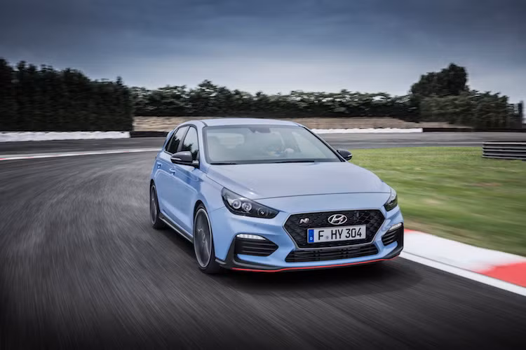 Thay đổi lớn nhất của i30N nằm ở bên dưới nắp ca-pô khi chiếc xe đã được Hyundai trang bị khối động cơ 2.0l 4 xi-lanh thẳng hàng tăng áp mới. Hãng sẽ bán chiếc xe với 2 phiên bản là bản thường và bản kèm theo gói lựa chọn Performance Package. Trong đó, phiên bản thường có công suất 246 mã lực và bản Performance Package mạnh 271 mã lực.