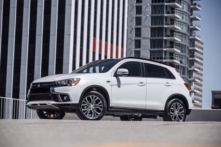Trên Thế giới, Mitsubishi hiện cũng không có nhiều dòng xe mới. Trong số các dòng xe hiện tại, phiên bản nâng cấp giữa vòng đời của chiếc Outlander Sport sẽ có khả năng xuất hiện cao nhất ở VMS 2017. Có tổng doanh số 6 tháng đầu năm chỉ đạt 15 chiếc, Outlander Sport bản cũ hiện đang là một trong những dòng xe "ế" nhất Việt Nam.