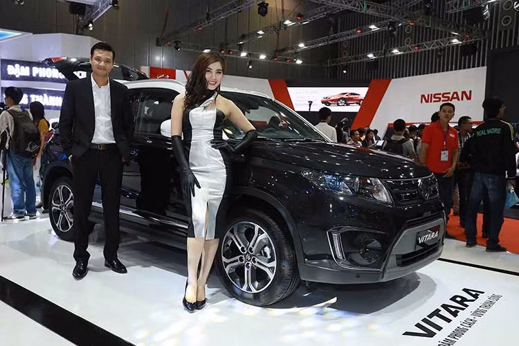 Năm ngoái đã từng rời VMS để tham gia triển lãm ôtô quốc tế Việt Nam (VIMS), Suzuki sẽ trở lại trong triển lãm VMS 2017. Tính cộng dồn doanh số trong cả nửa đầu năm 2017, liên doanh này mới chỉ bán được tổng cộng 2528 chiếc xe các loại. Nhiều dòng xe của hãng đã khá cũ (Grand Vitara, Swift), trong khi một số dòng xe mới lại không được khách hàng đón nhận như mong đợi (Ciaz).