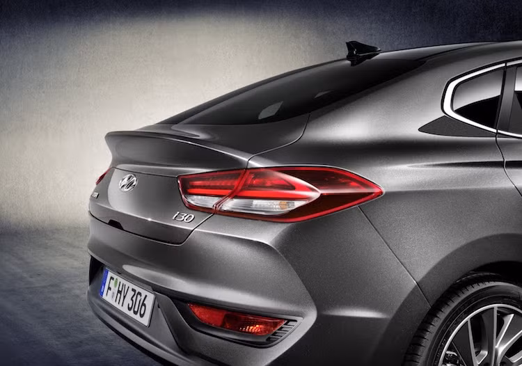 Chưa dừng lại ở đó, chiều dài của i30 Fastback đã dài hơn 115 mm so với bản hatchback do chiếc xe có thêm phần đuôi ở phía sau. Với vòm mui kéo dài về phía sau, i30 Fastback là mẫu coupe 5 cửa đầu tiên trong phân khúc xe hạng C. Trước đây, kiểu thân xe fastback này rất ít được các hãng khác áp dụng, với đại diện tiêu biểu nhất là Audi A7 Sportback.