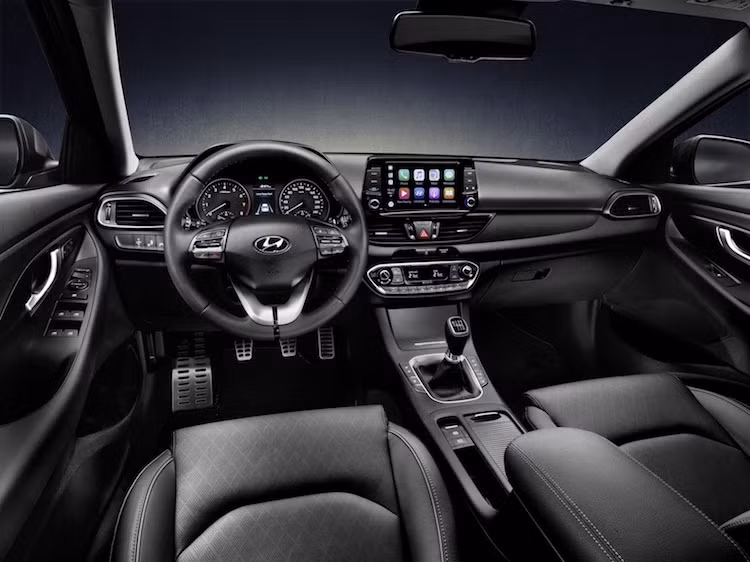 Ở bên trong cabin, i30 Fastback không có sự thay đổi về thiết kế so với bản hatchback. Nội thất của chiếc xe cũng được thiết kế hoàn toàn khác biệt so với những dòng xe của hãng Hyundai gần đây, đơn giản nhưng thanh lịch và hiện đại hơn. Mọi phiên bản đều được trang bị màn hình cảm ứng 5 inch, camera lùi và kết nối điện thoại qua Bluetooth.