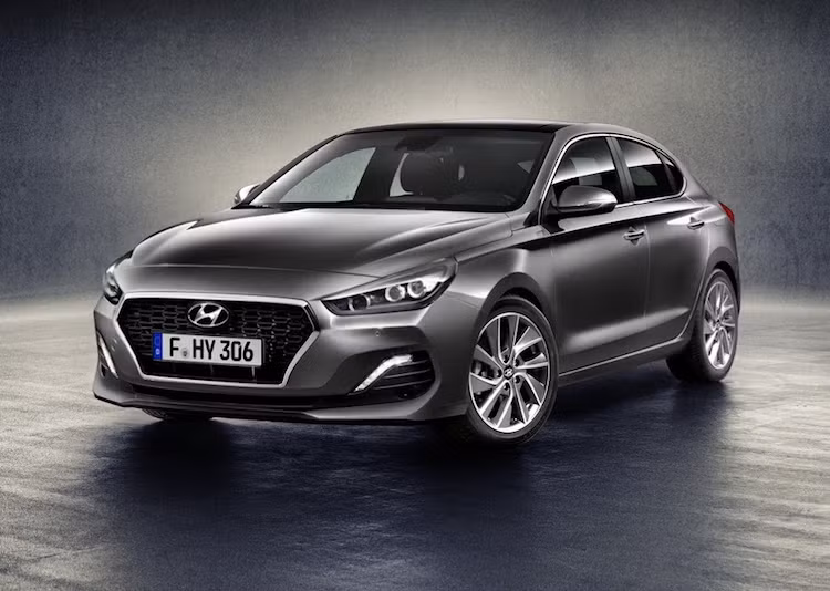 Kể từ khi ra mắt cách đây gần 1 năm, dòng xe hạng C Hyundai i30 đã nhận được nhiều phản ứng tích cực tại châu Âu. Chính vì vậy, các biến thể của i30 đã liên tục được Hyundai tạo ra. Sau phiên bản hatchback 5 cửa và wagon Tourer chiếc coupe 5 cửa Hyundai i30 Fastback vừa được Hyundai bổ sung thêm vào dòng xe này.