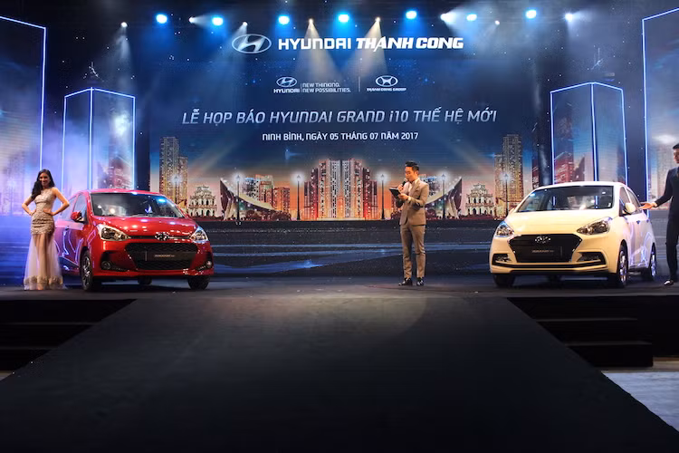 Tương tự 2 mẫu xe đàn anh SantaFe và Elantra, Hyundai Grand i10 Sedan và Hatchback mới được Hyundai Thành Công lắp ráp tại nhà máy Hyundai Thành Công Ninh Bình trên dây chuyền công nghệ chuyển giao trực tiếp từ Hyundai Hàn Quốc. Tỉ lệ nội địa hóa của xe là 10%, và Hyundai Thành Công đang "tham vọng" đẩy con số này lên thành 40%.