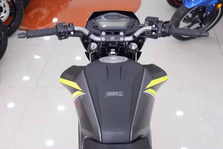 Honda Hornet CB 160R phiên bản 2017 mới sử dụng đồng hồ điện tử. Tay lái thấp đặc trưng của dòng naked bike. Cụm điều khiển bao gồm các nút bấm như xe phổ thông. Bình xăng dung tích 12 lít.