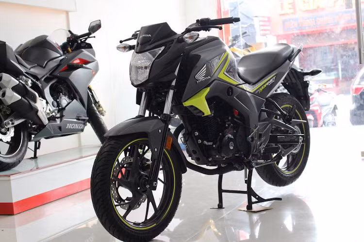  Honda Hornet CB 160R là dòng môtô giá rẻ sản xuất tại Ấn Độ. Dù trang bị động cơ 160cc, nhưng mẫu nakedbike của Honda vẫn thuộc phân khúc 150 phân khối. Sự xuất hiện của Hornet CB 160R giúp những người quan tâm đến Yamaha FZ150i, Yamaha FZ-S hay Yamaha TFX 150 thêm một lựa chọn để cân nhắc.