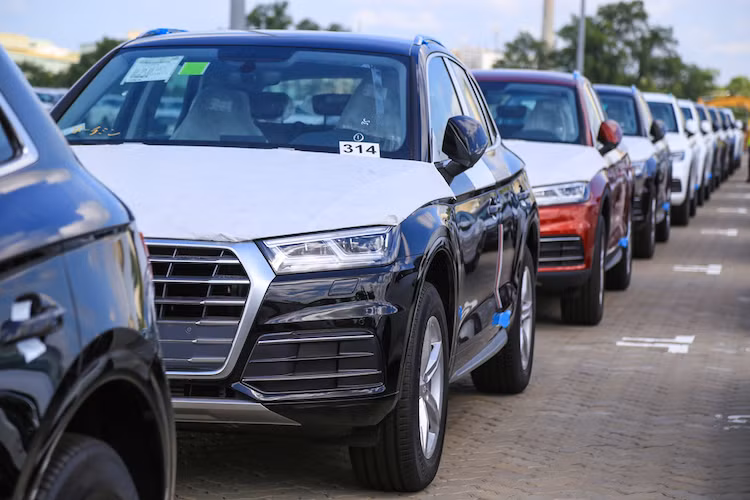 Tương tự như Audi A5 Sportback hồi tháng 5, mẫu xe sang Audi Q5 thế hệ mới sẽ là một trong những dòng xe Audi phục vụ hội nghị APEC 2017 diễn ra tại Đà Nẵng vào cuối năm. Mới đây, lô Audi Q5 thế hệ mới đầu tiên, thuộc phiên bản phục vụ APEC đã chính thức "cập cảng" tại Thành phố Hồ Chí Minh, trước khi dòng xe này được chính thức ra mắt khách hàng Việt.