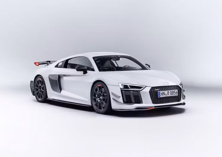 Bên cạnh những thay đổi trên, chiếc R8 với gói độ Audi Performance Parts vẫn giữ nguyên hệ động lực nguyên bản. R8 có động cơ V10 5.2l nạp khí tự nhiên hoàn toàn mới với công suất tối đa 540 mã lực trên bản thường và 601 mã lực ở bản Plus, được phát triển từ siêu xe Huracan của Lamborghini.