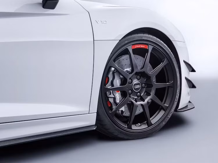 Ở hai bên thân xe, Audi Sport cũng không quên bổ sung cho R8 những cánh khí động học và ốp gương sợi carbon, cũng như bộ mâm 20 inch 10 cánh kép màu đen mờ. Bộ mâm này có thiết kế tương tự chiếc xe đua Audi R8 đang thi đấu ở nhiều giải đấu khác nhau. Nằm sau bộ mâm là tùy chọn phanh đĩa gốm-carbon.