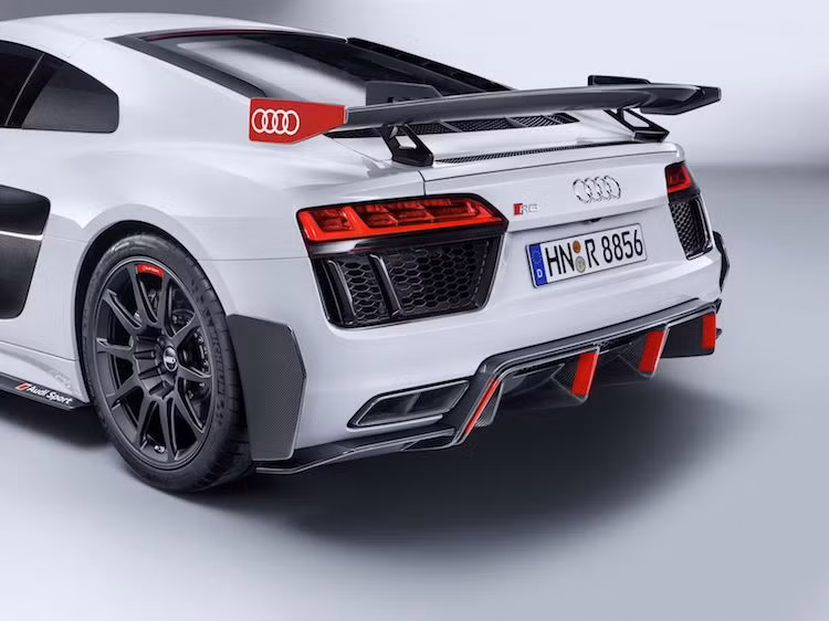 Ở phía sau, R8 cũng đã được gắn thêm một cánh đuôi lớn bằng sợi carbon với thiết kế "treo ngược" độc đáo. Kết thúc những thay đổi ngoại thất của xe là cản sau với cánh khuếch tán khí động học bên dưới.