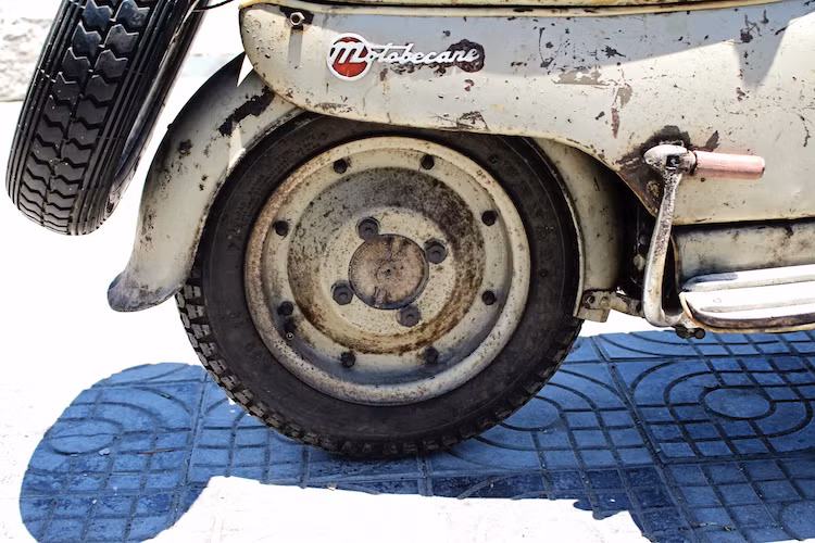 Giống như những mẫu scooter khác, hệ thống phuộc sau của chiếc xe là phuộc lò xo. Ở phía sau, Motobecane SB vẫn sử dụng phanh đùm đường kính 130 mm và vành thép 10 inch. Lốp sau của chiếc xe này đã không còn nguyên bản khi được thay bằng lốp của hãng Kenda.