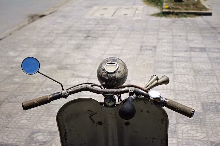 Ra đời từ thập niên 50, Motobecane SB có tay lái trần đơn giản, rộng và kéo về phía người lái để đem tới tư thế ngồi thoải mái nhất. Do thời điểm này luật pháp các nước chưa yêu cầu đèn xi-nhan đối với xe máy, chính vì vậy chiếc xe thậm chí còn không có cùm công tắc.