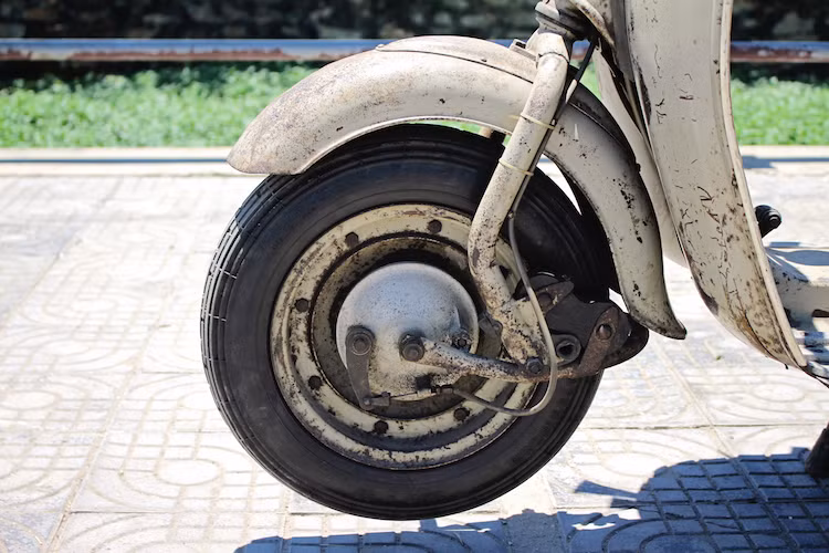 xe ga Motobecane SB sử dụng hệ thống treo trước dạng "giò gà" liên kết đa điểm. Tuy nhiên, điểm đặc biệt của chiếc xe so với những dòng xe khác sử dụng hệ thống giảm xóc này đó là thay vì phuộc lò xo, SB có giảm chấn là một cặp cao su dày, dẻo nằm 2 bên bánh xe. Thiết kế này có ưu điểm là chi phí rẻ và đơn giản hơn lò xo, nhưng có độ bền không bằng.