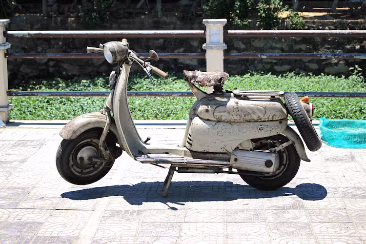 So với những dòng xe tay ga hiện đại, Motobecane SB có kích thước khá nhỏ gọn. Dù được cấu tạo chủ yếu từ sắt thép nhưng chiếc xe vẫn có trọng lượng khá nhẹ, chỉ 75 kg. Cùng với chiều cao yên thấp, chiếc xe có thể dễ dàng điều khiển bởi những "quý bà, quý cô" vào thời điểm những năm 50.