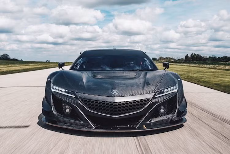Vẫn sở hữu thiết kế thân xe đầy góc cạnh như phiên bản thương mại, nhưng xe đua Honda NSX GT3 có thêm nhiều chi tiết khí động học khiến chiếc xe "chiến" hơn và đạt lực nén thân xe xuống mặt đường lớn hơn như các cánh bằng sợi carbon ốp dưới cản trước, cánh khuếch tán dưới cản sau và cánh đuôi cực lớn.