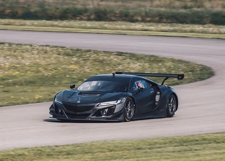 Theo Honda, giá siêu xe NSX GT3 là 465.000 Euro (tương đương 12,4 tỷ đồng). Với việc đặt mua chiếc xe, khách hàng cũng có "tấm vé" để tham gia vào hơn 20 giải đua khác nhau trên Thế giới; tuy nhiên họ sẽ phải bỏ thêm tiền để tự tổ chức một đội đua riêng cho mình.