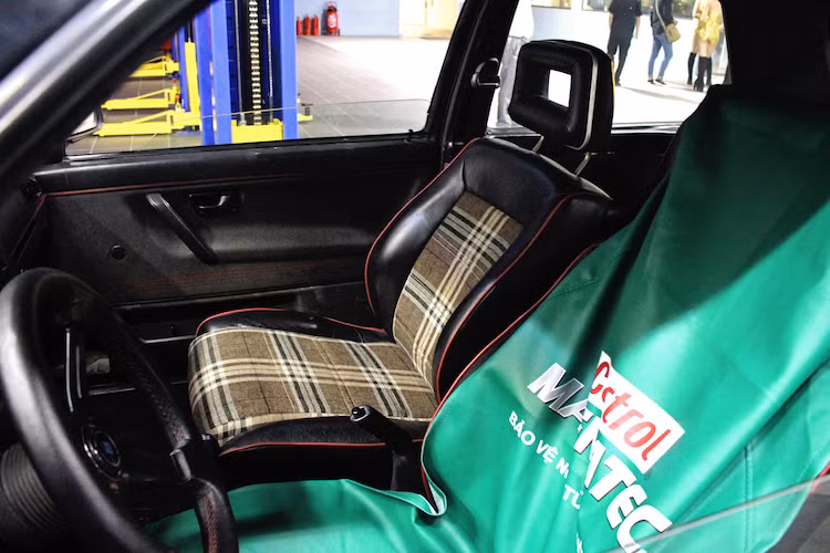 Ngoài ra, những chiếc Golf GTI còn được trang bị ghế ngồi thể thao hơn các phiên bản thường. Đặc biệt, dòng xe này có điểm đặc trưng trong nội thất các ghế ngồi được bọc trong vải vân sọc caro với tên gọi Clark Plaid. Mẫu vải này được sáng tạo bởi bà Gunhild Liljequist - một thợ vẽ hoa văn đồ sứ và là người phụ nữ đầu tiên làm ở bộ phận thiết kế của Volkswagen vào năm 1964.