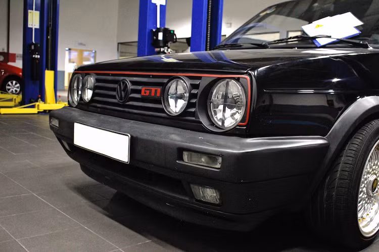 So với một chiếc Golf Mk2 phiên bản 3 cửa thông thường, mẫu xe bình dân Golf GTI không có quá nhiều điểm khác biệt. Ở phía trước, bao quanh lưới tản nhiệt và đèn pha của chiếc xe là một viền đỏ theo phong cách thể thao, cùng với logo GTI nằm trên lưới tản nhiệt. Cản trước của xe cũng có thiết kế khác một chút với phiên bản thường.