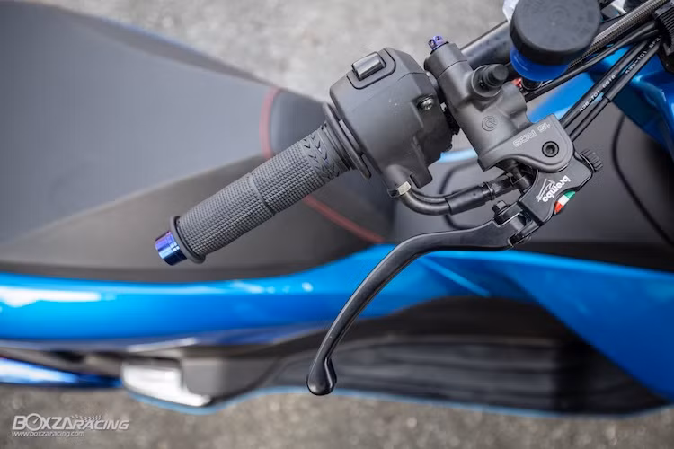Hệ thống phanh trước được hoàn thành với cùm phanh Brembo RCS 15 "hàng hiệu", phù hợp với heo Brembo 4 pis đơn phía trước. Ngoài ra chiếc xe còn có bình dầu Brembo, gù tay lái titan và bao tay Renthal.