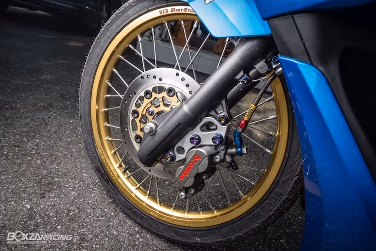 Ở "dàn chân" trước, chiếc PCX không chỉ được nâng cấp vành mà còn có hệ thống phanh độ "full bài". Thay vì heo Nissin nguyên bản, heo Brembo 4 pis đã được trang bị cho chiếc xe. Kết hợp với nó là dây dầu Earl's cùng với đĩa độ để khiến quãng đường phanh của PCX ngắn hơn.