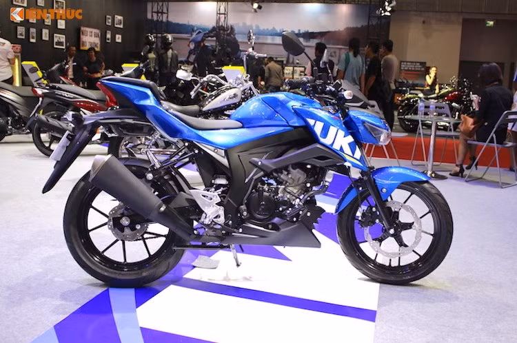 GSX-S150 có chiều dài 2020 mm, rộng 745 mm, cao 1040 mm và trọng lượng 130 kg. Cùng với chiều cao yên chỉ 785 mm, chiếc xe tỏ ra khá phù hợp với thể trạng của đa số nam giới trẻ tuổi ở Việt Nam hiện nay. Bình xăng của xe có dung tích 11 lít. Là một mẫu môtô naked-bike cỡ nhỏ, GSX-S150 đã không còn bộ quây gió ở hai bên thân nữa.