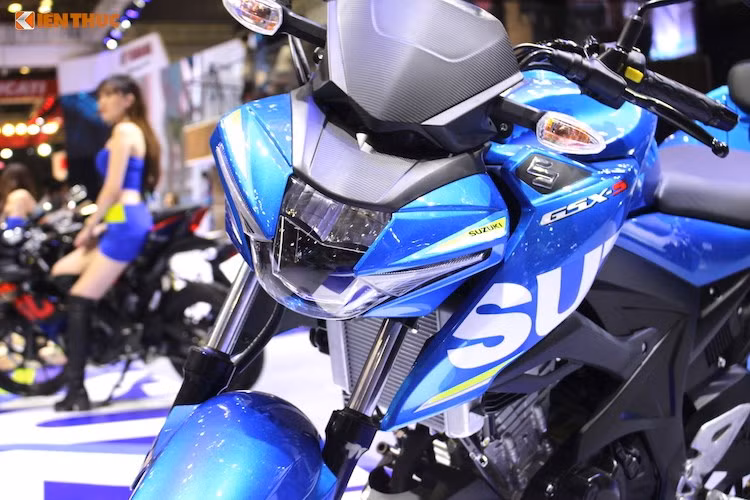 Được coi là phiên bản naked-bike của GSX-R150, GSX-S150 cũng thừa hưởng thiết kế mới đầy sắc sảo từ "người anh em" sportbike. Sự tương đồng về kiểu dáng giữa hai mẫu xe được thể hiện rõ nhất ở phần đầu GSX-S150, với đèn pha LED "bê nguyên" từ GSX-R150. Hệ thống phuộc, phanh và khung của xe cũng giống GSX-R150.