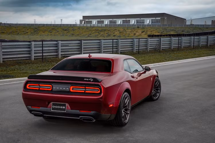 Không chỉ khiến chiếc xe trông "đô con" và thể thao hơn, bộ widebody cùng cánh khuếch tán cũng khiến Challenger Hellcat 2018 nhanh hơn đời 2017. Theo Dodge, chiếc xe có khả năng hoàn thành một vòng đua tại đường thử của hãng nhanh hơn 2 giây, cùng với thời gian chạy hết đường thẳng 400 m nhanh hơn 0,3 giây.