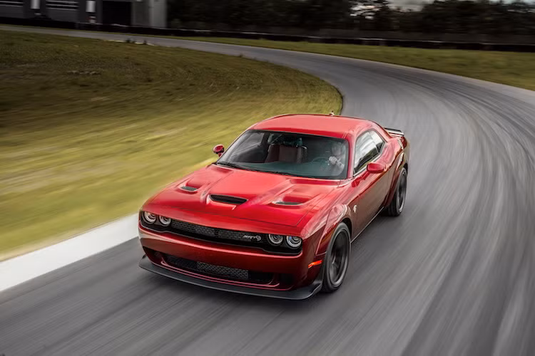 Sức mạnh của Challenger Hellcat vẫn đến từ khối động cơ 6.2l V8 siêu nạp "hàng khủng", đem tới công suất tối đa lên tới 707 mã lực và mô-men xoắn cực đại 881 Nm - những con số tưởng chừng chỉ có thể có được ở siêu xe. Động cơ này dẫn động tới cầu sau thông qua hộp số Torqflite 8 cấp hoặc số sàn 6 cấp.