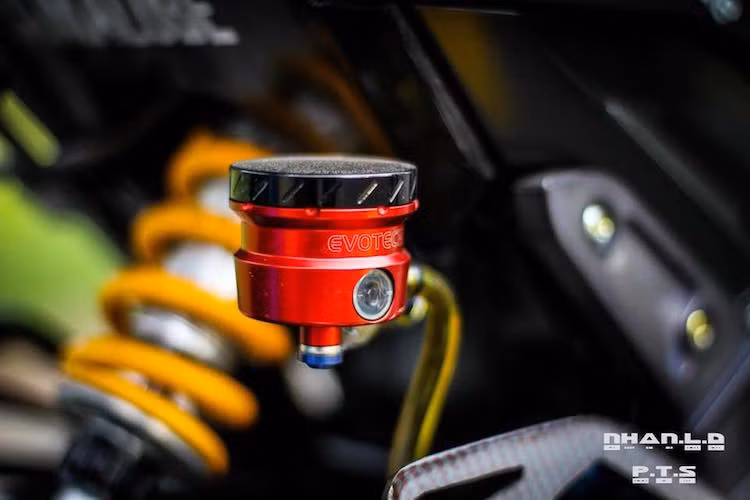 Dầu cho hệ thống phanh sau được chứa bởi bình dầu Evotech, ngay bên cạnh là cây phuộc Ohlins đem tới cho Exciter cảm giác điều khiển ổn định hơn.