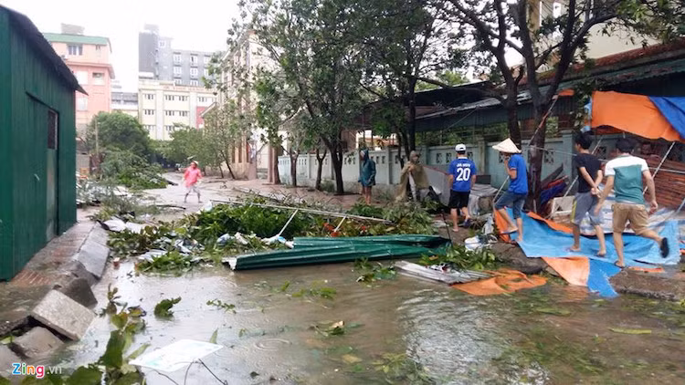 Người dân Nghệ An tiến hành thu dọn thiệt hại do bão gây nên.