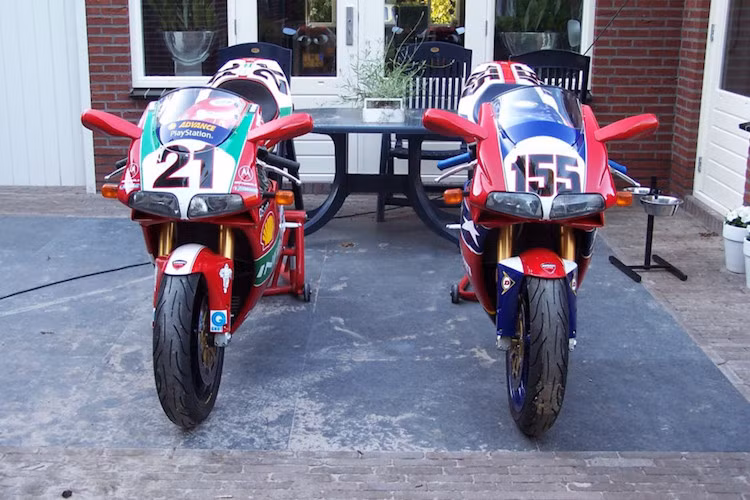 4. 998S Bostrom và 998S Bayliss: Ducati 998S Bostrom và 998S Bayliss là phiên bản thương mại của 2 chiếc xe đua 998 đời 2002 của 2 tay đua Ben Bostrom và Troy Bayliss. Chỉ có 155 chiếc 998S Bostrom được sản xuất với thiết kế tem xe lấy cảm hứng từ mũ bảo hiểm của Bostrom. Trong khi 998S Bayliss thì được sản xuất đến 400 chiếc. Các bản sao này đều có chữ ký của Bostrom hoặc Bayliss. Cả 2 phiên bản đặc biệt này đều được trang bị động cơ 2 xy-lanh L-Twin, dung tích 998 cc, sản sinh công suất 123 mã lực và mô-men xoắn 97 Nm. Ngoài ra, 998S Bostrom và 998S Bayliss còn được trang bị giảm xóc Ohlin trước và sau, nhiều chi tiết được làm từ sợi carbon.