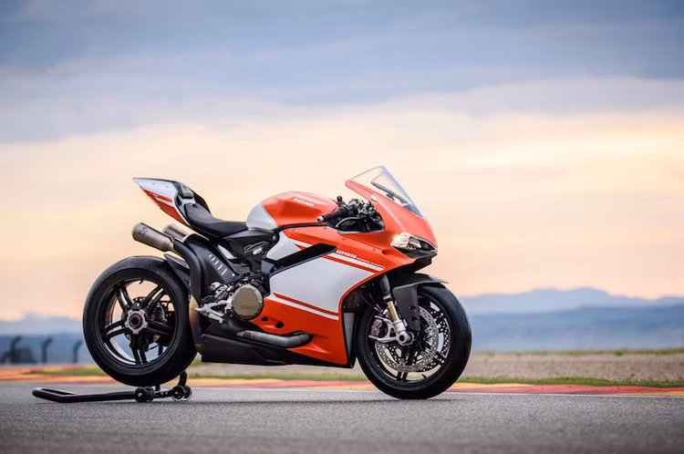 10. 1199 và 1299 Superleggera: Ducati 1199 Superleggera là bản nâng cấp đặc biệt của chiếc 1199 Panigale R. 1199 Superleggera được trang bị động cơ Superquadro L-Twin dung tích 1.198 cc sản sinh công suất tối đa trên 200 mã lực. Thế hệ tiếp theo, 1299 Superleggera sử dụng động cơ Superquadro V-Twin dung tích 1.285 cc sản sinh công suất 215 mã lực. Hai mẫu superbike có nhiều chi tiết được làm từ sợi carbon, ma-giê và titan nên giảm đáng kể trọng lượng. Cả 1199 Superleggera và 1299 Superleggera đều được sản xuất với số lượng 500 chiếc.