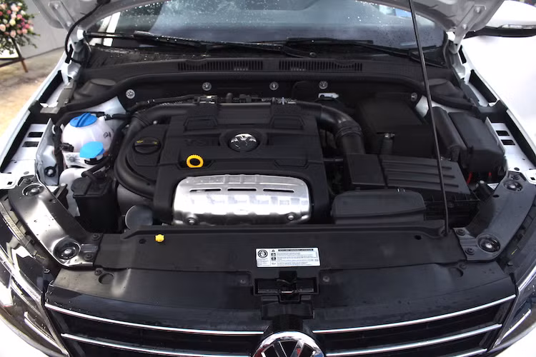 Tại Việt Nam, Jetta sẽ chỉ có duy nhất một phiên bản động cơ là xăng 1.4l 4 xi-lanh thẳng hàng tăng áp phun xăng trực tiếp, đem tới công suất tối đa 160 mã lực và mô-men xoắn 250 Nm. Động cơ này được kết hợp với hộp số tự động ly hợp kép DSG và hệ dẫn động cầu trước.