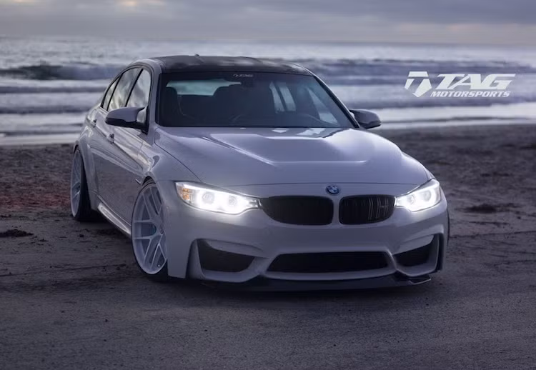 Do thế hệ M3 hiện tại không có phiên bản thể thao GTS như dòng coupe M4 GTS, chính vì vậy TAG Motorsport đã tìm cách khiến chiếc M3 có một chút vẻ ngoài của M4 GTS. Theo yêu cầu của chủ xe, nắp ca-pô với gân nổi và cánh gió ốp cản trước bằng sợi carbon của BMW M4 GTS đã được lắp cho M3, khiến phần đầu xe trở nên thể thao và "cơ bắp" hơn.