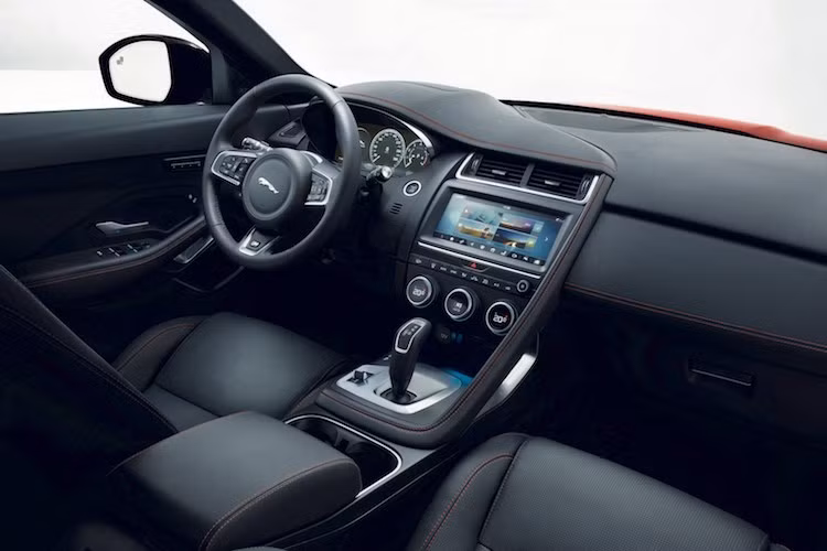 Giống như các dòng xe khác của thương hiệu Jaguar hiện nay, nội thất E-Pace được thiết kế đơn giản nhưng sang trọng và trang nhã. Vô-lăng 3 chấu bọc da là chi tiết hiếm hoi mang phong cách thể thao trong cabin; toàn bộ nội thất được bọc trong da cao cấp với tùy chọn chỉ thêu tương phản và ốp trang trí màu chrome mờ.