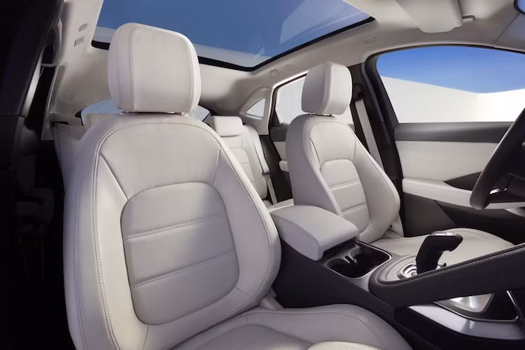 Do sử dụng hệ thống treo sau dạng Integral Link (liên kết tích hợp) giống F-Pace và Land Rover Discovery Sport, E-Pace có khoang hành lý rộng đáng ngạc nhiên. Dù chỉ có 5 chỗ nhưng thể tích khoang hành lý phía sau của xe đạt 577 lít, chưa kể tới 93 lít có thể mở rộng bên dưới nếu không có bánh dự phòng. Cabin cũng có cảm giác rộng rãi hơn nhờ mui kính.
