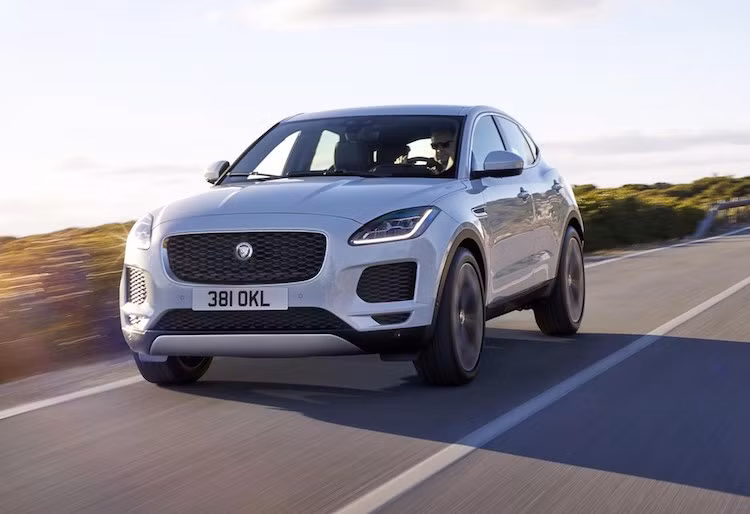 Tùy thuộc vào từng phiên bản động cơ, Jaguar sẽ trang bị cho chiếc xe hộp số sàn 6 cấp hoặc hộp số tự động 9 cấp. Hệ dẫn động cầu sau sẽ là trang bị chuẩn tại thị thị trường Anh và châu Âu, trong khi mọi phiên bản E-Pace ở Mỹ đều sẽ có hệ dẫn động 4 bánh toàn thời gian.