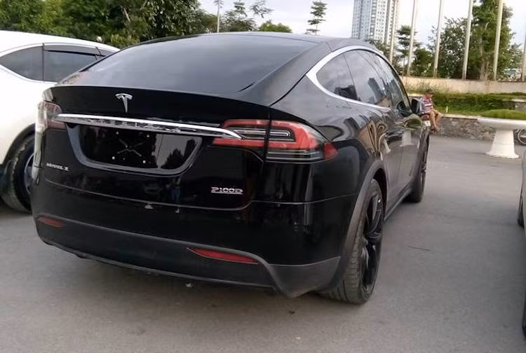 Ở bên trong nội thất, Model X không chi sang trọng mà còn rộng rãi và được tích hợp rất nhiều công nghệ hiện đại. Điểm độc đáo nhất của mẫu xe này là cửa sau thiết kế kiểu mở cánh chim, khiến hành khách có thể dễ dàng bước vào hàng ghế thứ 2 và thứ 3 của xe. Được coi là một "kỳ quan công nghệ" trên 4 bánh, Model X còn có hệ thống lái tự động Autopilot.