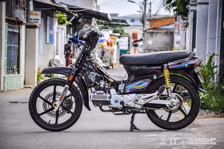Du nhập vào Việt Nam từ thập niên 90, mẫu xe số phổ thông Honda Dream II nhập Thái Lan đã trở thành một trong những "tượng đài" xe máy ở nước ta. Từng một thời là "thước đo" độ giàu có, ngày nay dù đã trở thành một mẫu xe số phổ thông nhưng Dream II vẫn được người dân ưa chuộng vì độ bền, kiểu dáng nhã nhặn và dễ sửa chữa của nó.