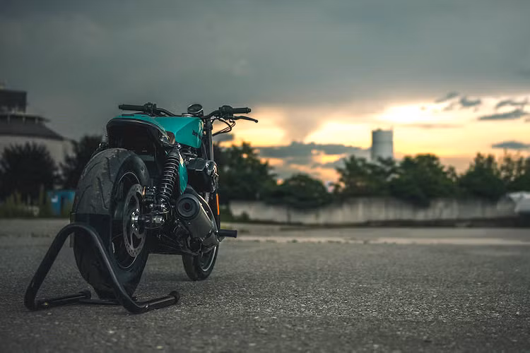 Chiếc xe Harley Street 750 độ trông mượt mà, rực rỡ trong dàn áo màu xanh. "Chúng tôi biết màu sắc không phù hợp với tất cả mọi người, nhưng ngày nay, những chiếc môtô ngày càng phổ biến, chỉ những chiếc xe nổi bật với màu sắc kỳ dị và đường nét thiết kế sắc sảo mới đủ gây chú ý", đại diện nhóm thợ độ NCT chia sẻ.